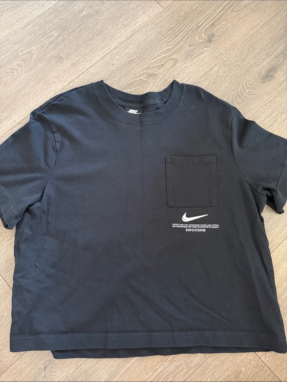 Nike Shirt Women Pocket Cropped Swoosh Graphic T-Shirt Tee Boxy Short